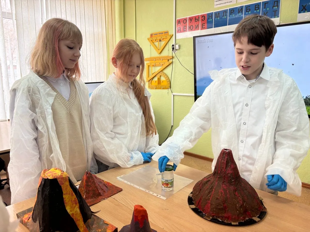География в деле 🌋🌍  На уроке географии в 6а у нас было по-настоящему интересно: вместе с Натальей Н