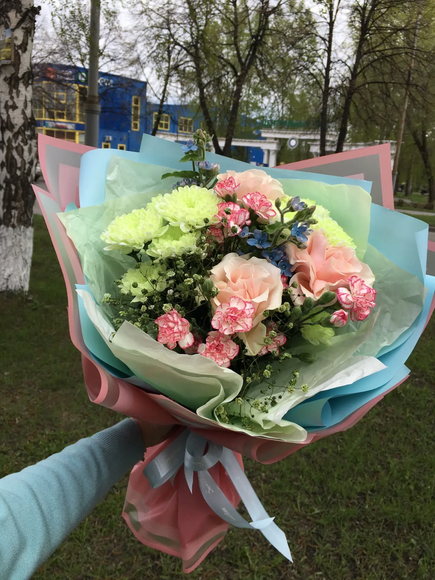 Пусть сегодня не так тепло ,как хотелось бы,но тепло этого букетика отогреет душу обяза...
