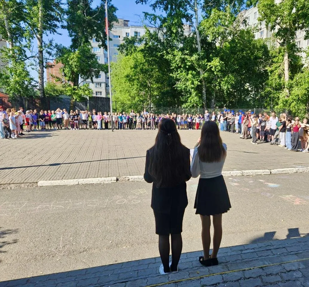 🇷🇺 В МАОУ СОШ №1 имени Героя Советского Союза В.П.Чкалова прошла торжественная линейка, посвящённа