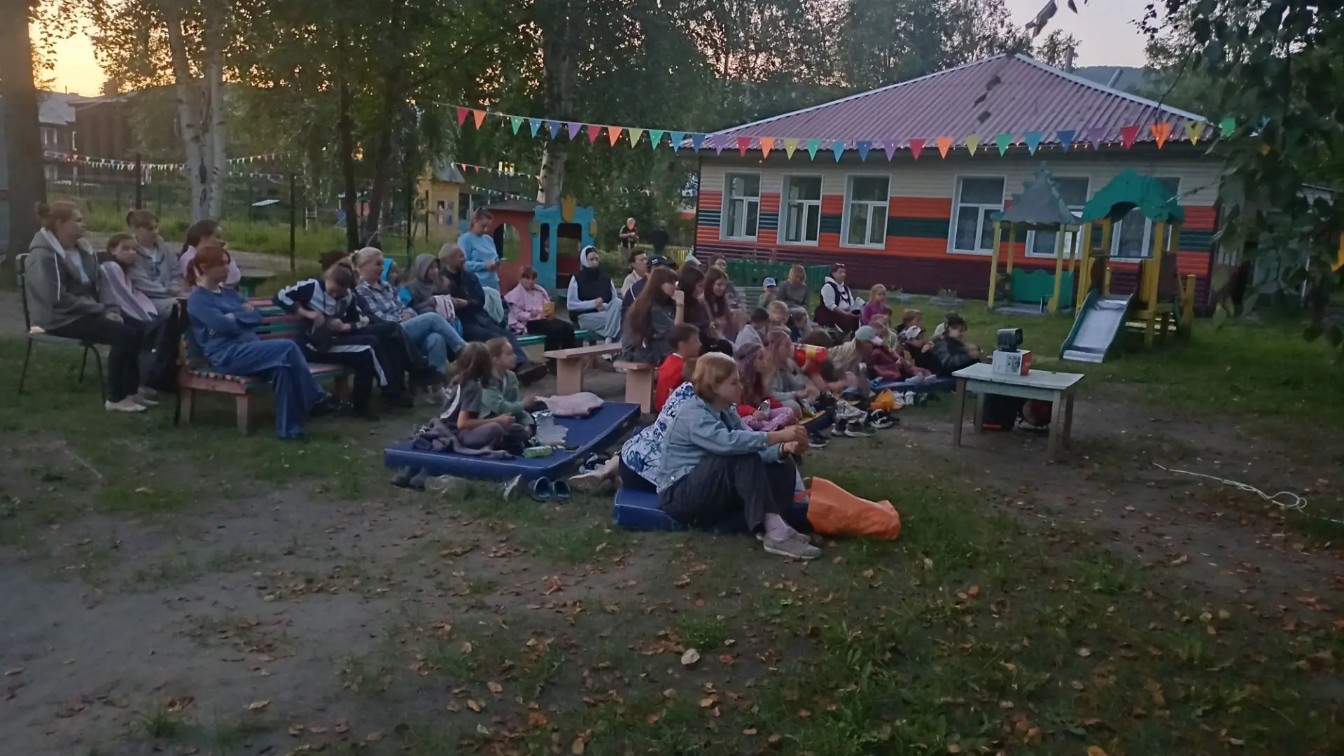 Кинопоказ под звёздами удался!🌙🎬    Сегодня вечером сказка ожила прямо под открытым небом! ✨

Мы с