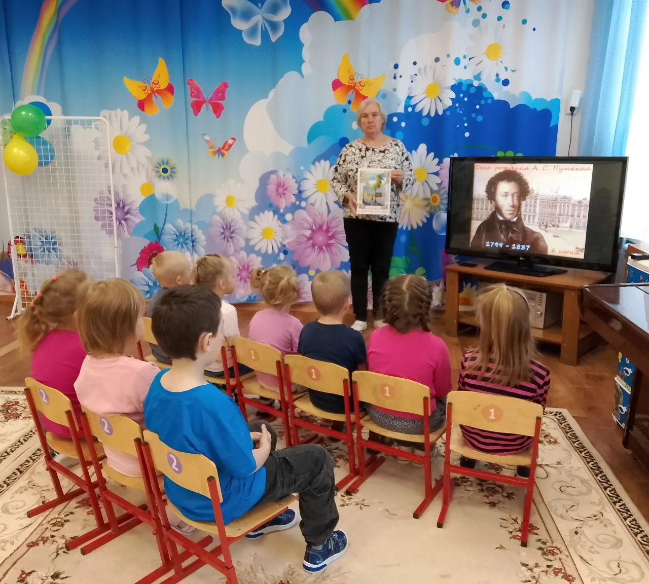 6 июня – День рождения А. С. Пушкина. 
 
«День рождения поэта 
отмечает каждый, 
стар и млад 
ведь т
