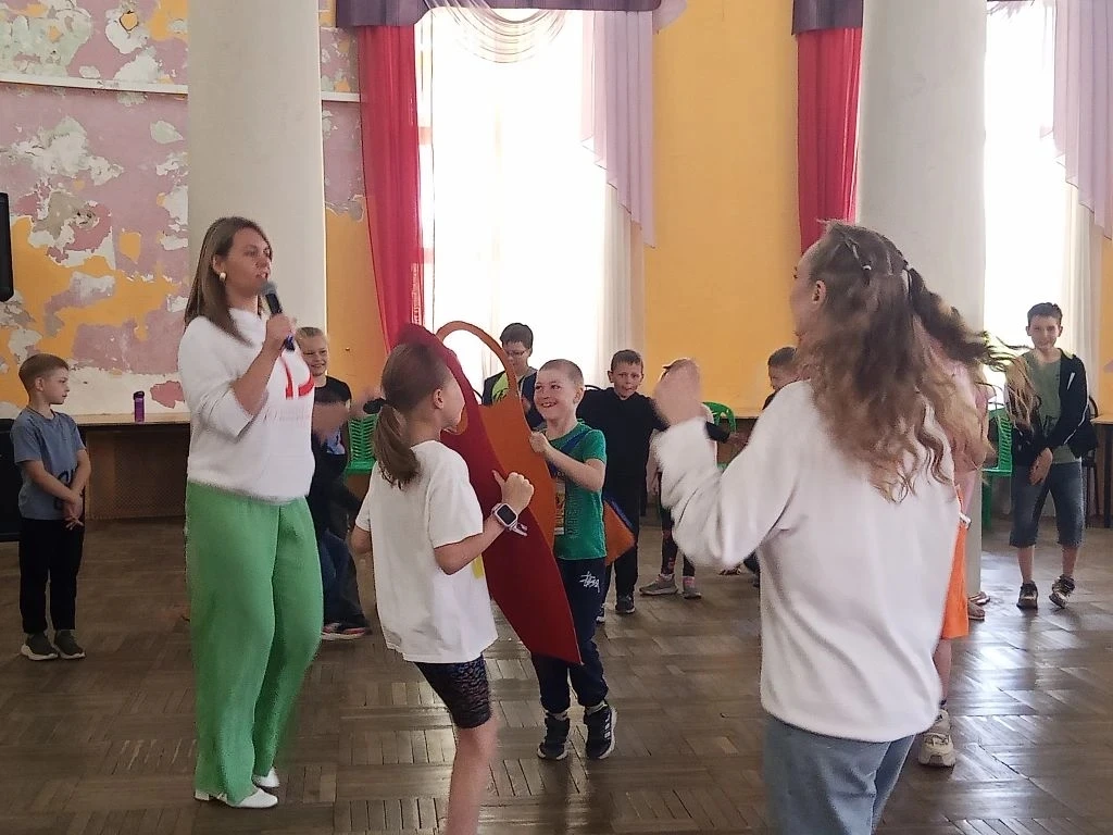 Вчера день в нашем школьном лагере был наполнен ритмами и отличным настроением! Мы с большой радость