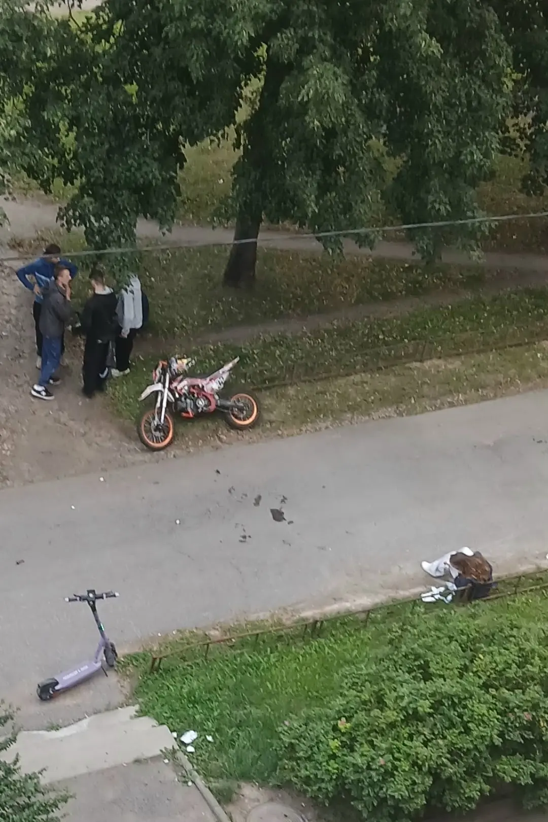 Сегодня на Науки, 44 в 20.00 хулиган на питбайке сбил девушку. Кровь, крик. Скорая и ДП...