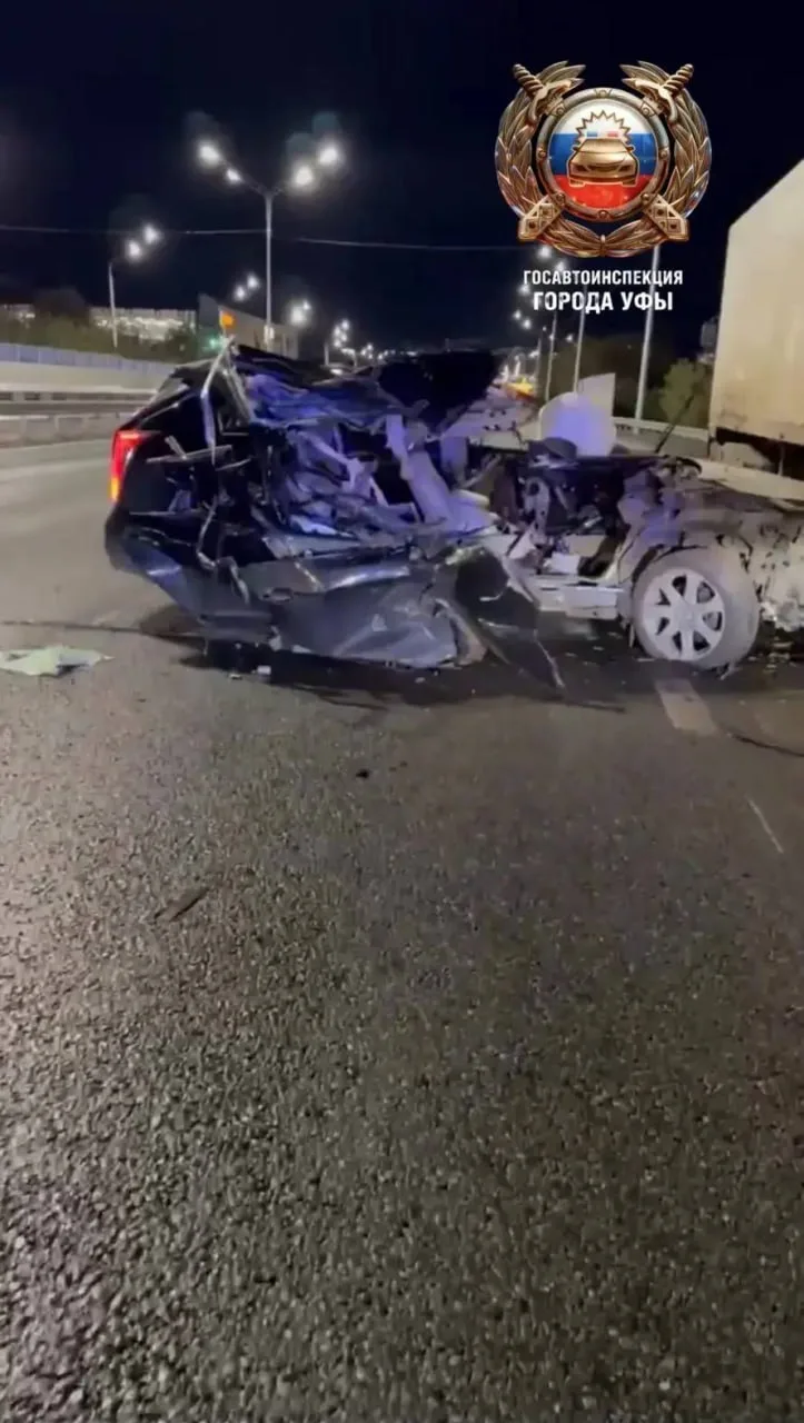 Cadillac врезался в стоящую фуру под Уфой.