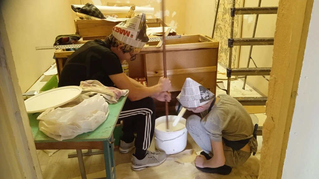 Музей. Ремонт. Каникулы. Работа. Мы красим стены, весь меняем цвет. Кому-то, может быть...
