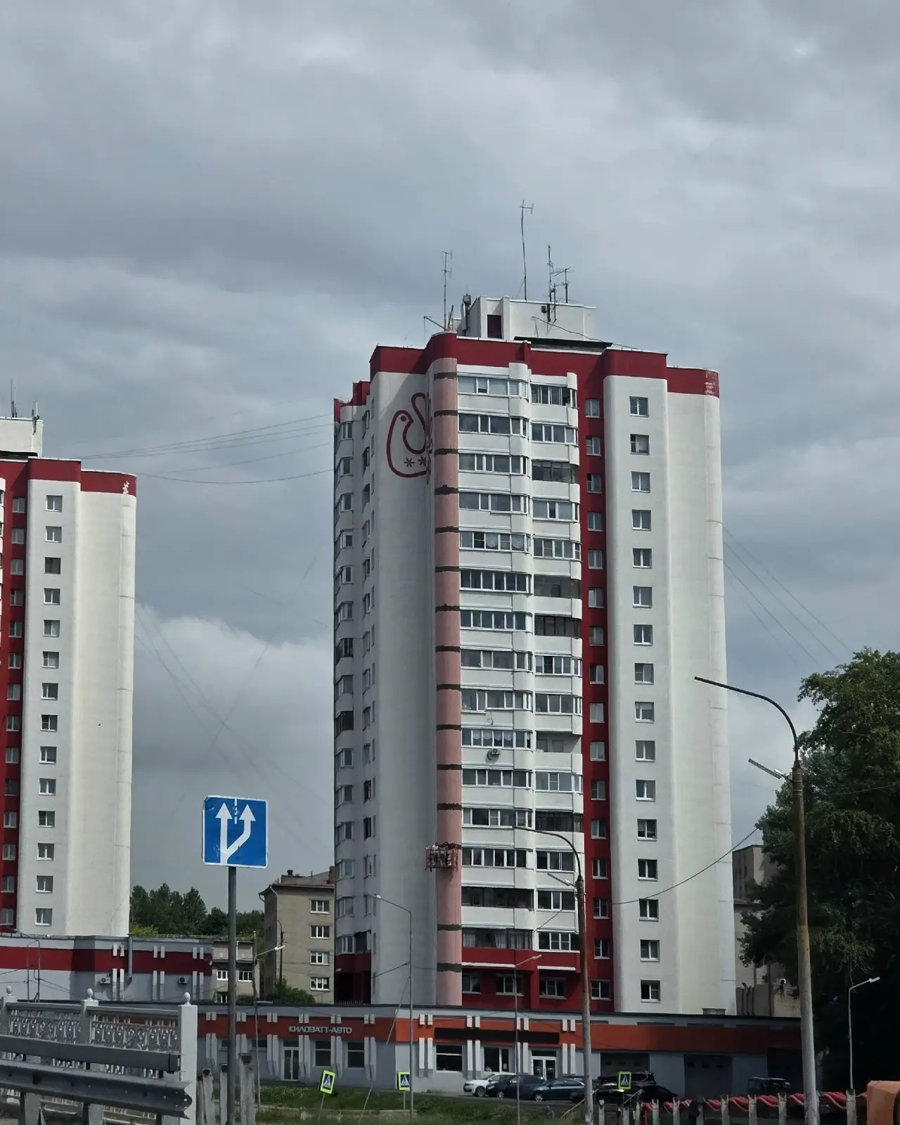 Подрядчик, выполнявший ремонт фасадов домов №№21 и 23 на улице Данилова, устраняет недочеты. Работу 