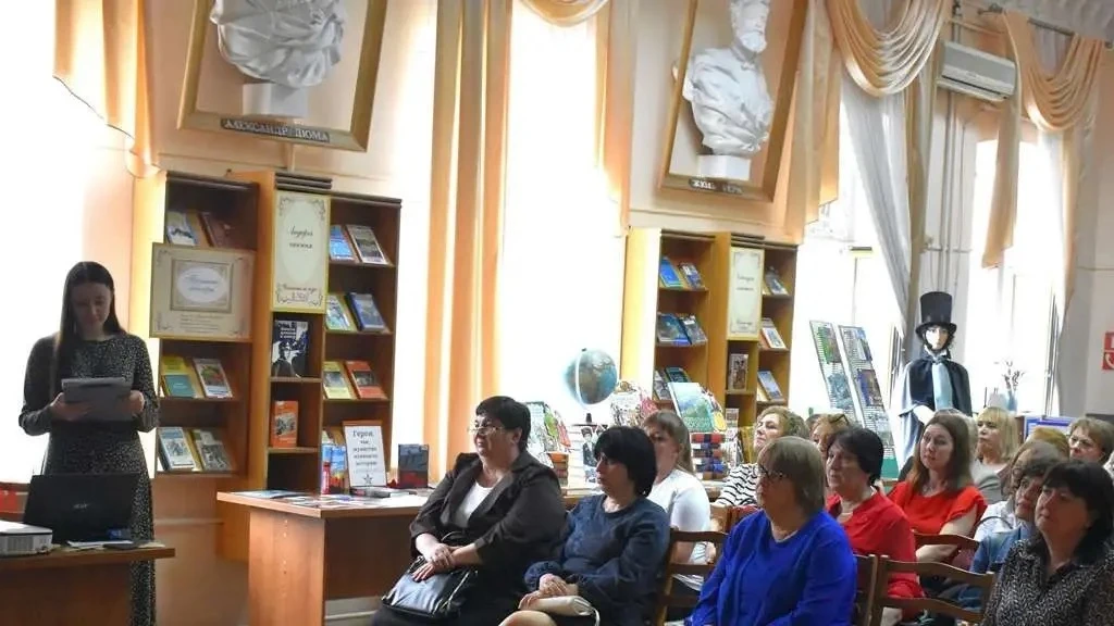 Диалог профессионалов в Краевой детской библиотеке В Год единства народов России Краевая детская биб
