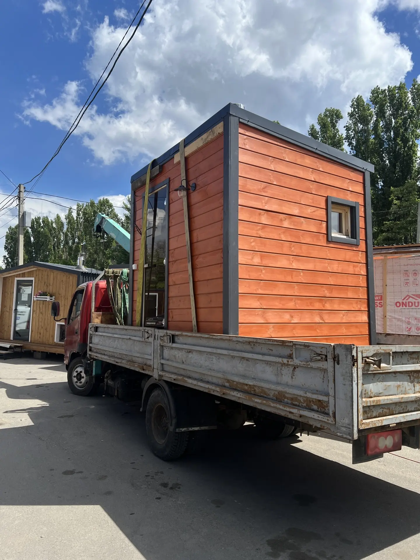Также отдали баньку 2.4х2 другому нашему клиенту. Теперь парятся с удовольствием у себя...