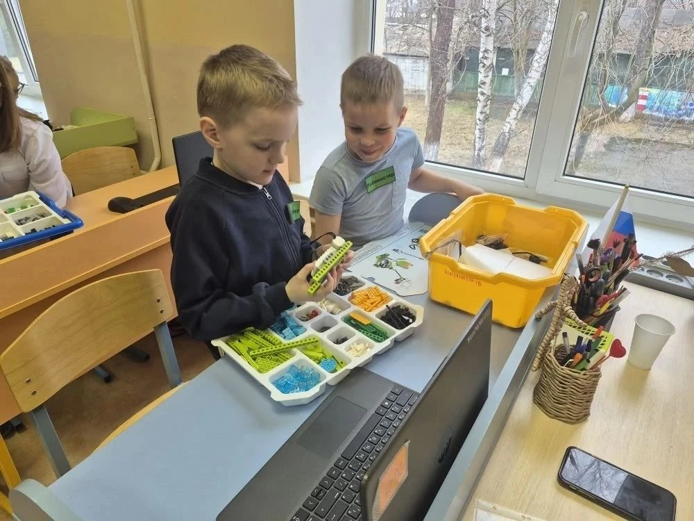 В бурном потоке творческих состязаний, где робототехника переплетается с искусством, об...