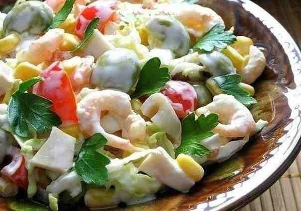 САЛАТ С КРЕВЕТКАМИ, КАЛЬМАРАМИ, ОЛИВКАМИ И КУКУРУЗОЙ
@sa_lat

Ингредиенты:
 Пекинская капуста – 200 