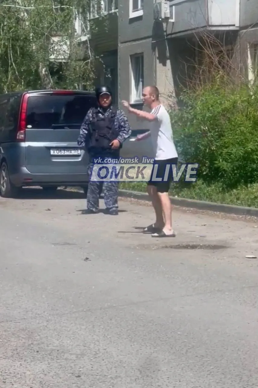 🤯В Омске неадекват с ножом бросался на людей