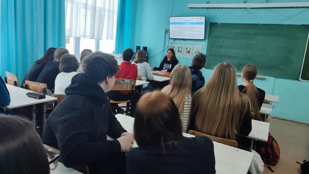 С ноября 2025 года по февраль 2026 года с обучающимися школы 8 – 10 классов проводят КВИЗ «Бросай!» 