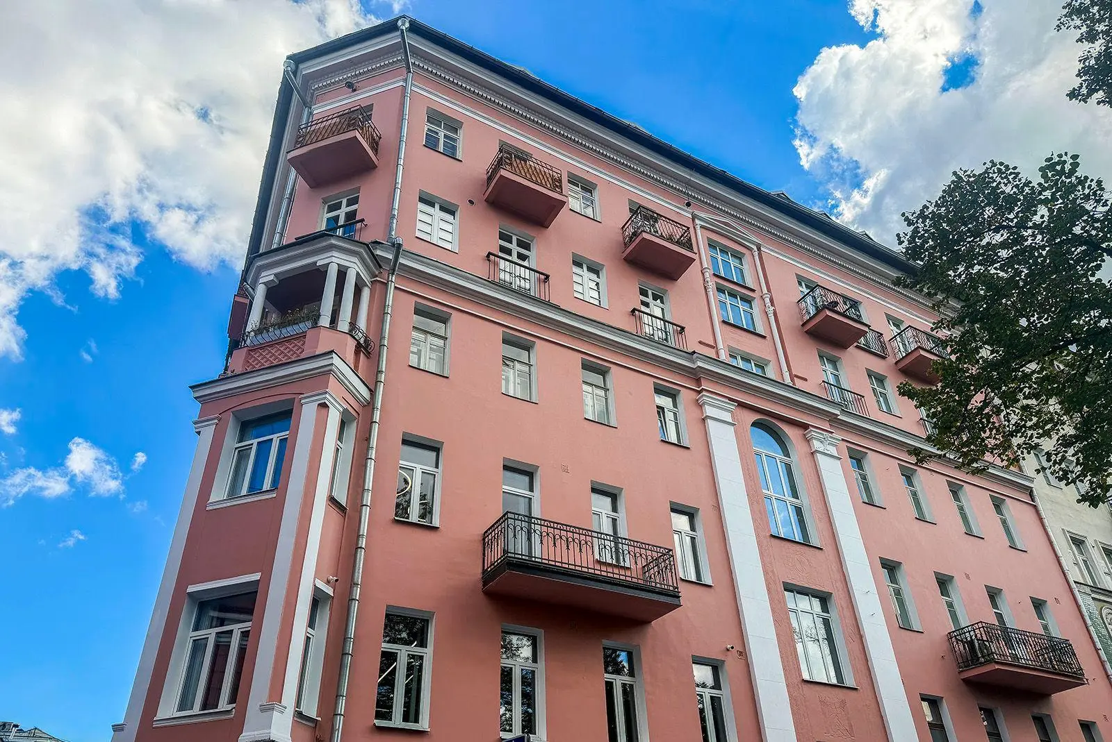 🏛 3 дома в стиле неоклассицизма капитально отремонтируют в Москве. Это здания на улица...