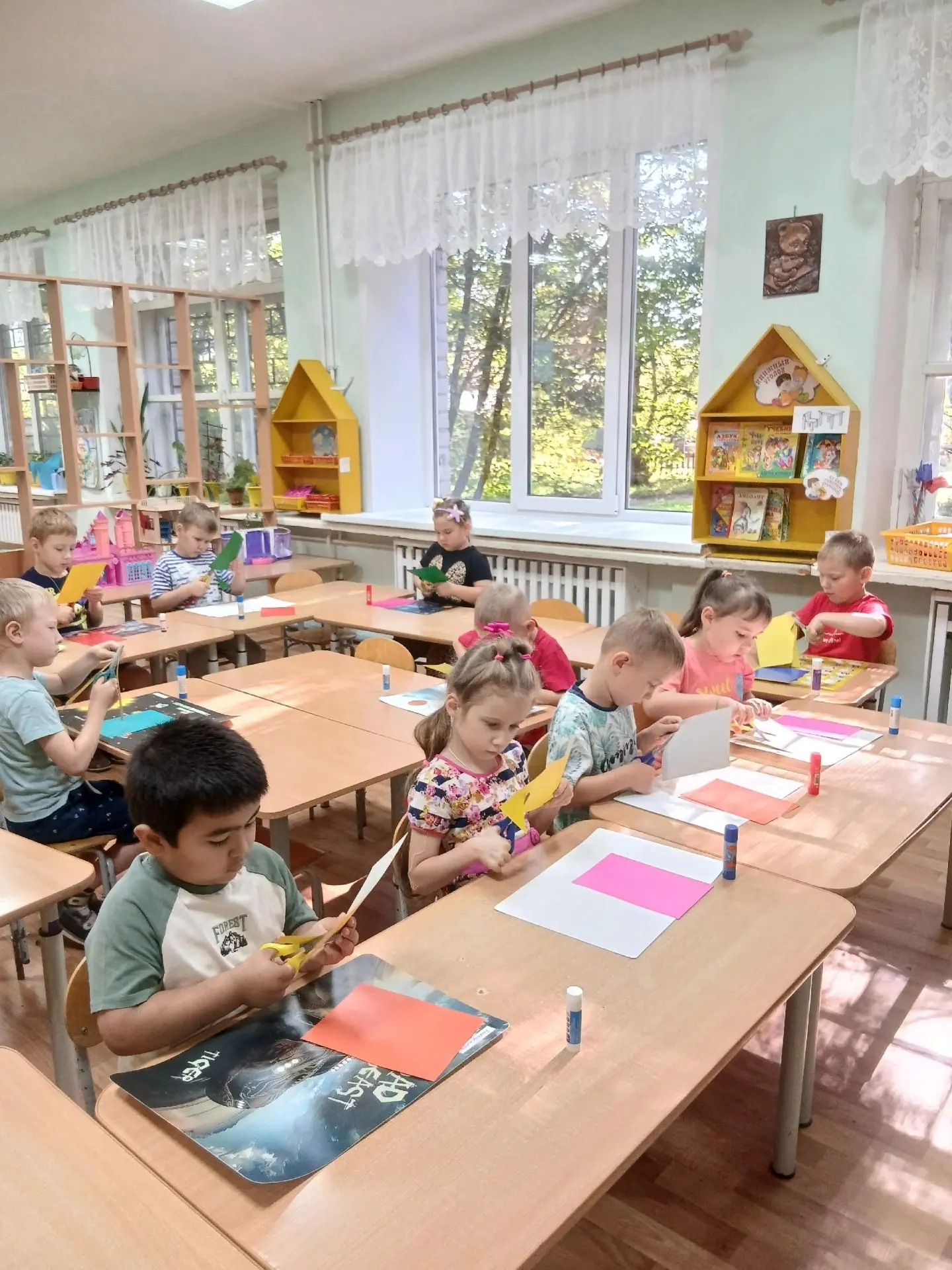 Сегодня дети подготовительной группы изготовили открытку 🔔 к 1 сентября