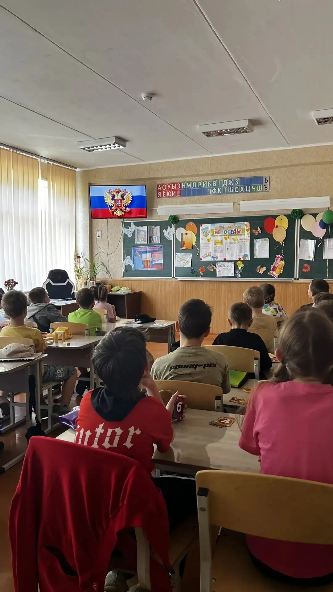 Сегодня в лагере "Солнышко" мы вместе посмотрели замечательное видео, посвященное Дню России.

Это б