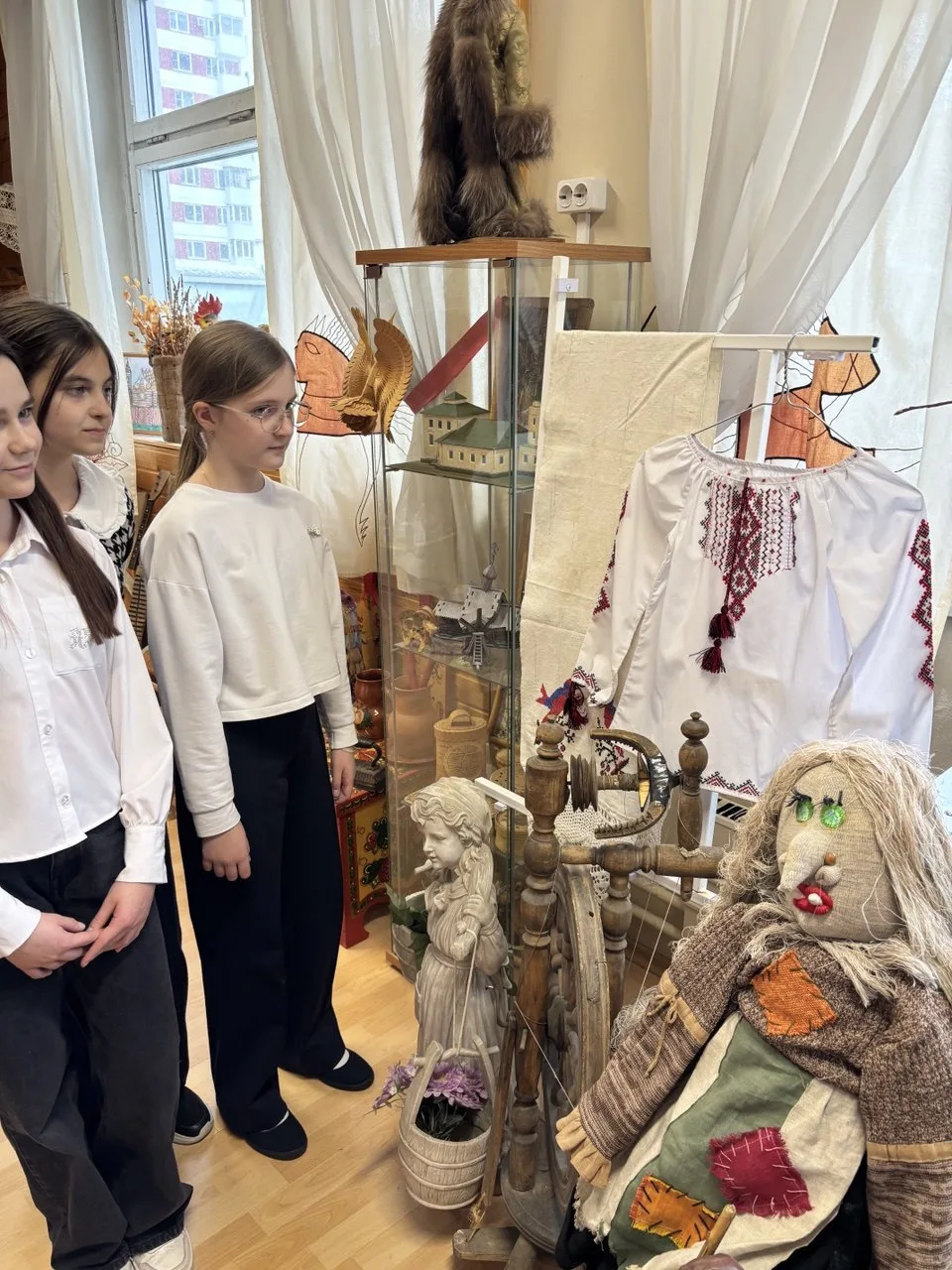 "У крыльца нежных лилий каскад, Гладиолусов яркие краски, Флоксы – словно цветной водопад, А под виш