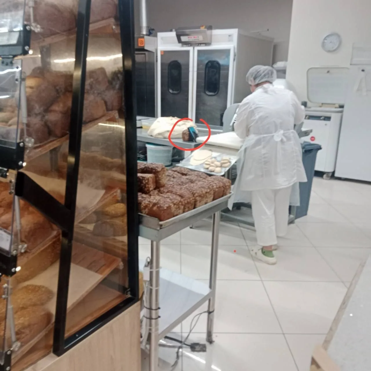 😰🍞В «Реми» в ТЦ на Ладыгина во Владивостоке замечательно используют хлеб как подставку для телефон