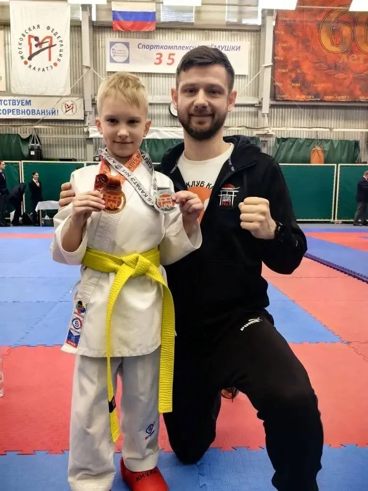🥋 Двойной повод для гордости!  В соревнованиях по кумитэ (поединки) среди спортсменов 7 лет, прошедш