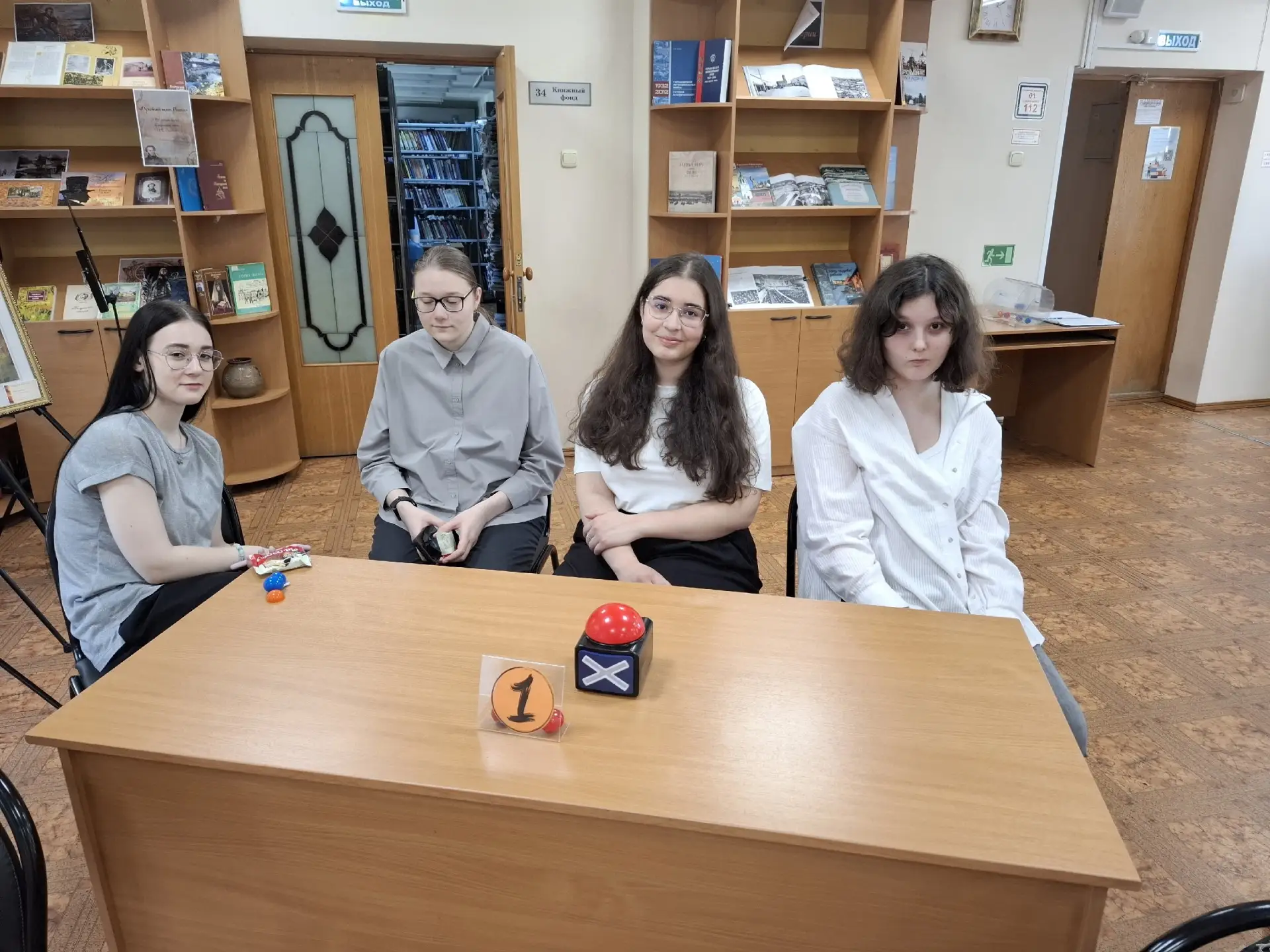 В мае ученики 10 классов школы посетили Центральную городскую библиотеку имени В. И. Ленина, где при