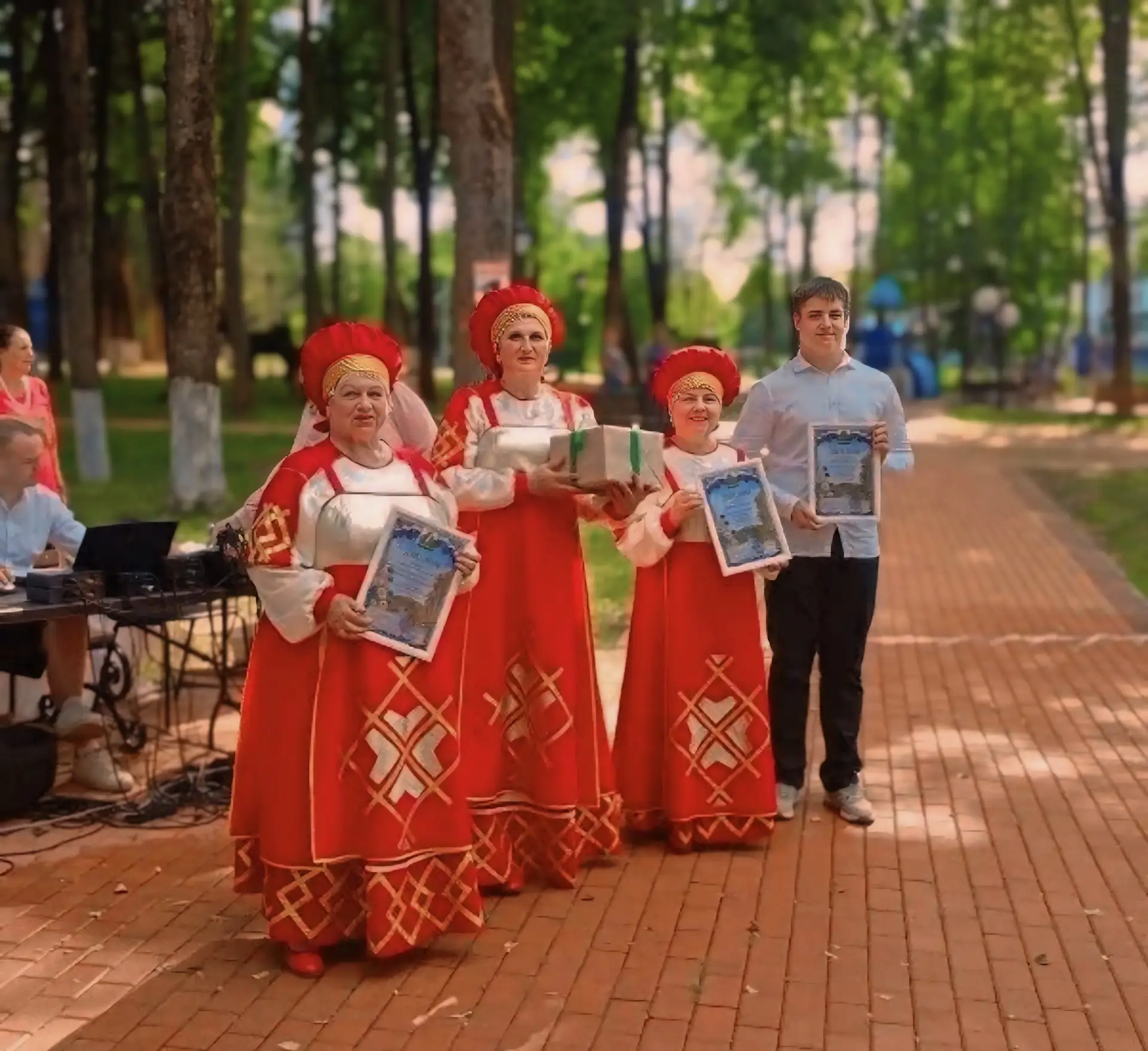 🎶 «Поет село родное» — фестиваль, который собрал сердца!

12 июня в Износковском муниципальном окру