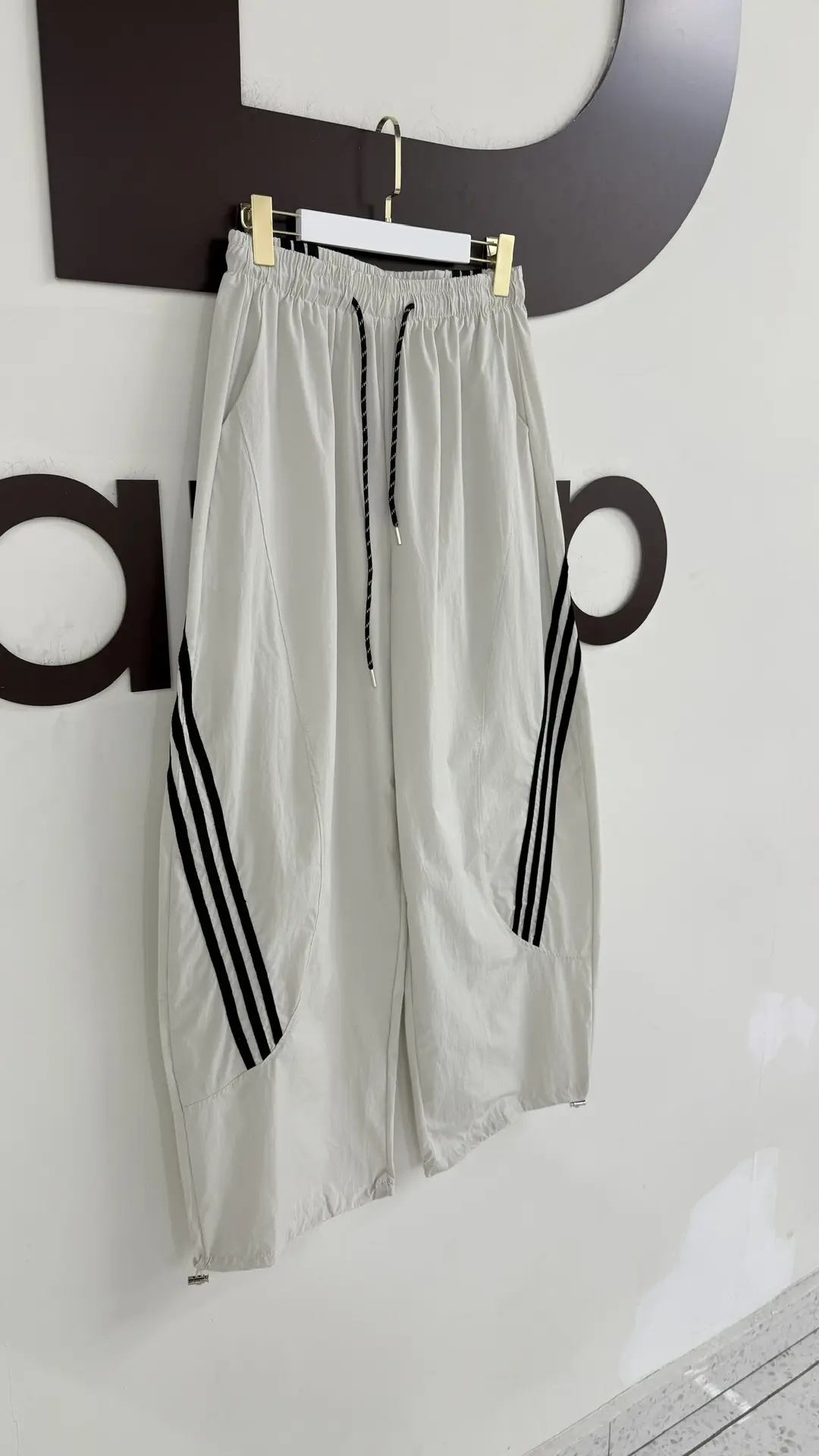 Топовые штанишки Адидас 🔥
Размеры 42-44-46-48-50-52 
Цена: 1200₽ 

📦Доставка по РФ, РБ и СНГ(сдэк/