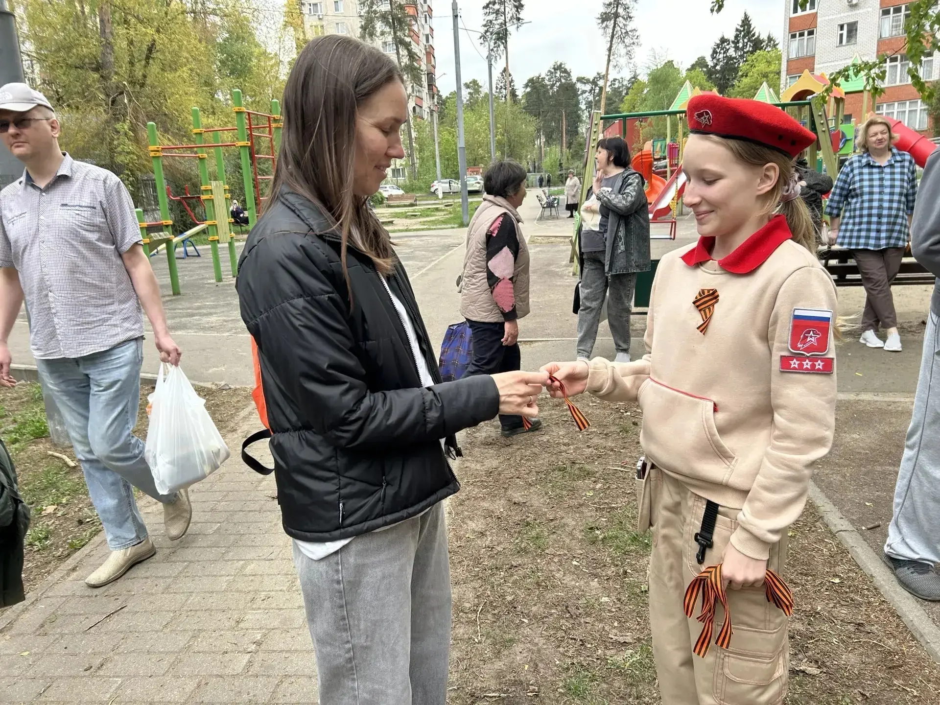 Правнуки Победы. Акция "Георгиевская ленточка"  8 мая юнармейцы школы провели акцию "Георгиевская ле