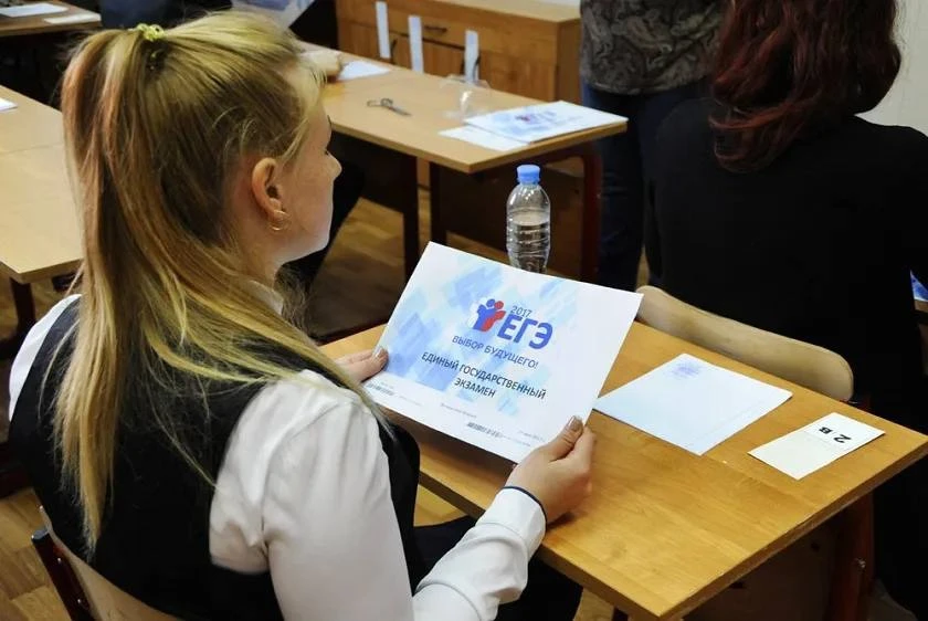 📚💯 Во Владивостоке десять школьников сдали ЕГЭ на 100 баллов, им выплатят по 100 тысяч рублей.

Вы