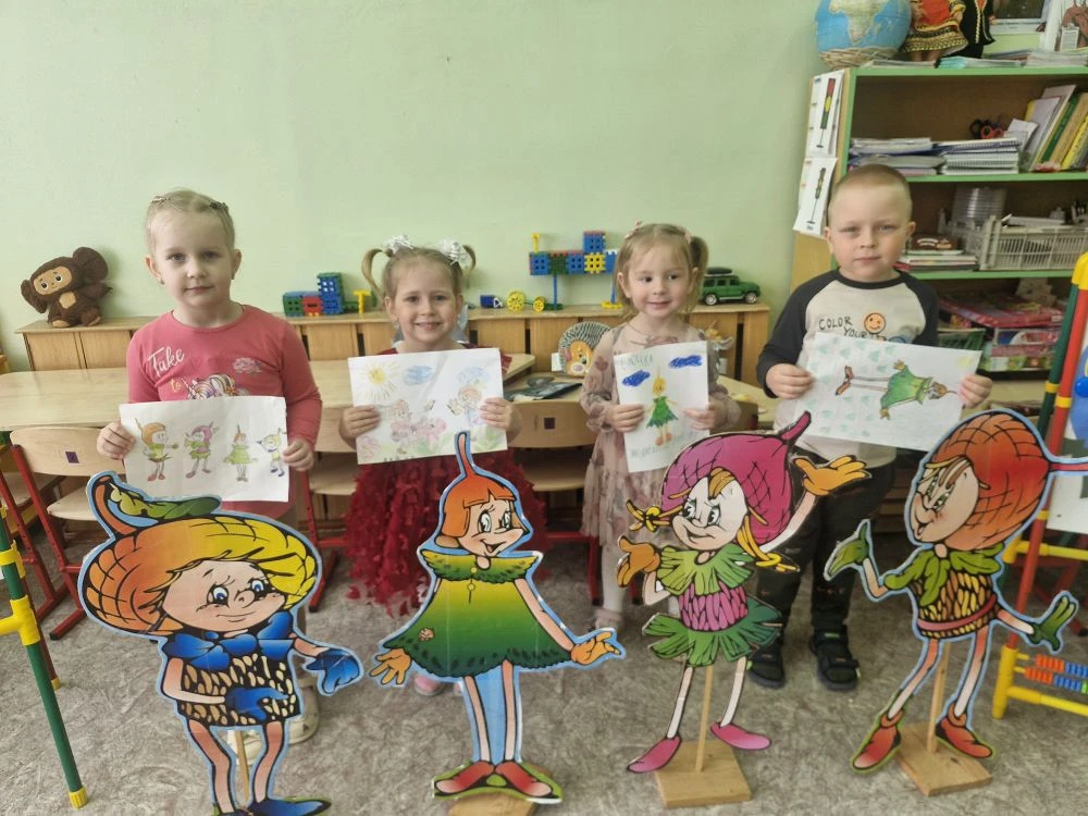 В нашем детском саду развернулась выставка рисунков «Эколята –друзья и защитники природ...