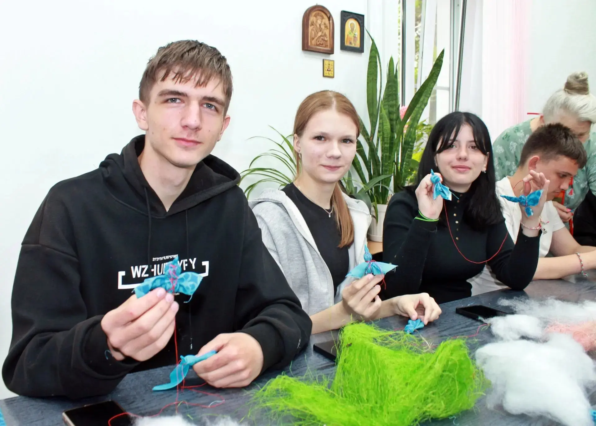 Птица счастья своими руками  В Динском парке культуры и отдыха состоялся мастер-класс по созданию на