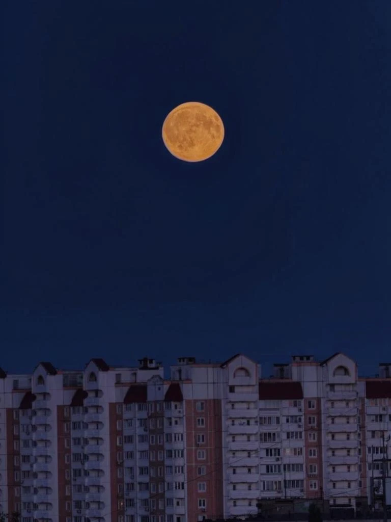 Осетровая Луна украсила небо над городом