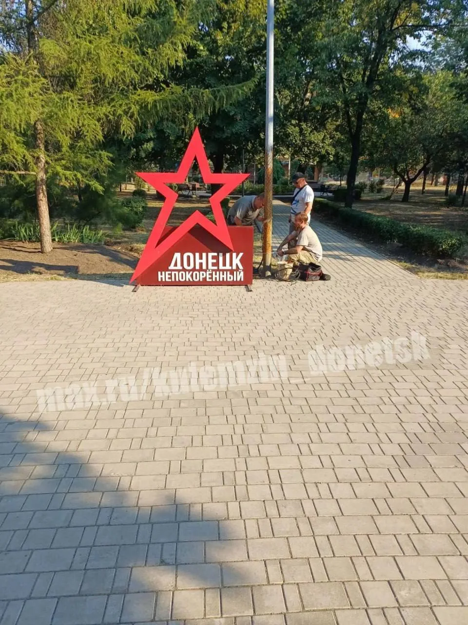 Донецк продолжают украшать ко Дню города и Дню шахтёра