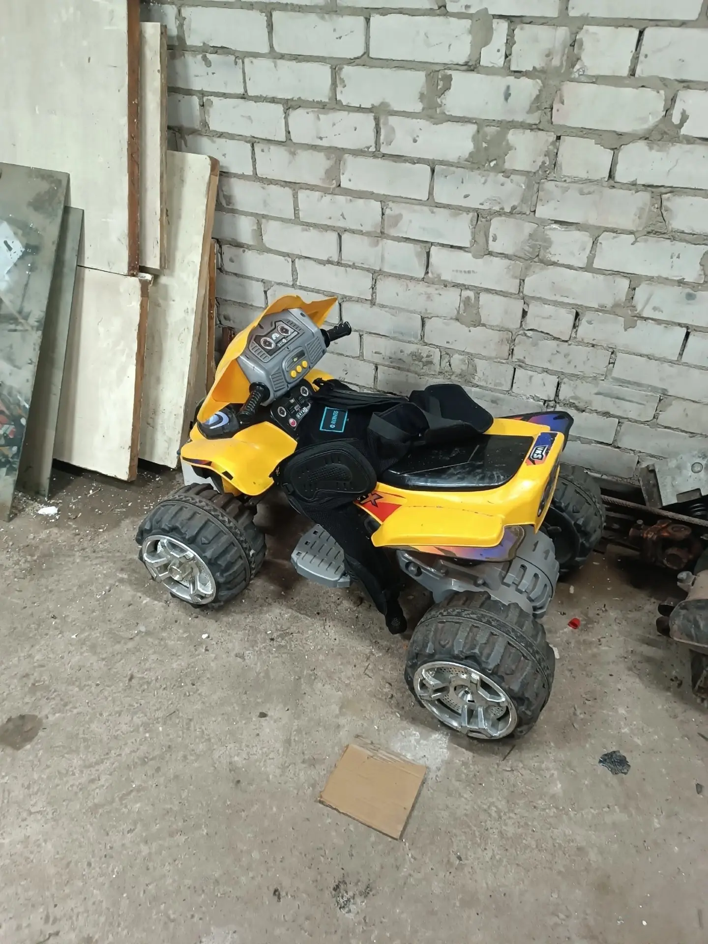 Продам детский квадрик, на аккумуляторе, цена 7.000₽