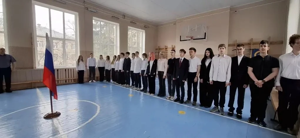 Традиционно неделя началась с поднятия флага и исполнения гимна. А на уроке разговоры о важном "День