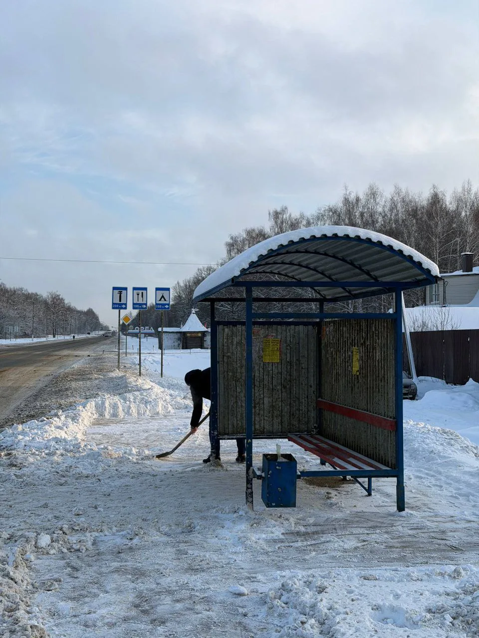 Сотрудниками КУ ОО "Орелтранссигнал" очищена остановка общественного транспорта в пгт. ...