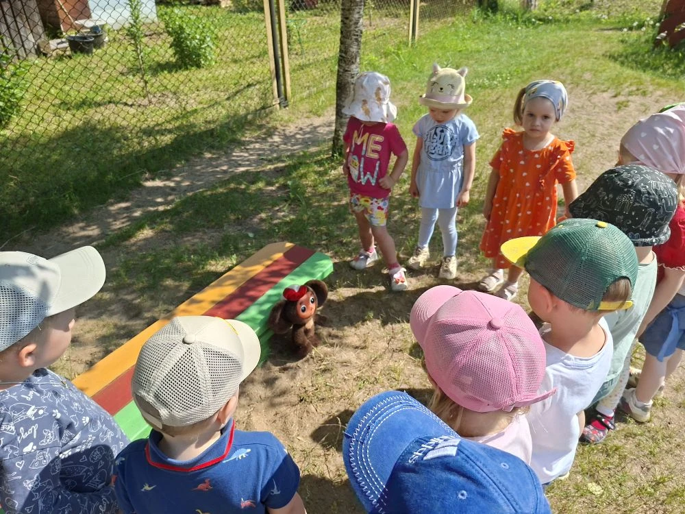 9 июня- День друзей👭👫
Во время прогулки ребята увидели грустного Чебурашку. Оказалось, он поссорил