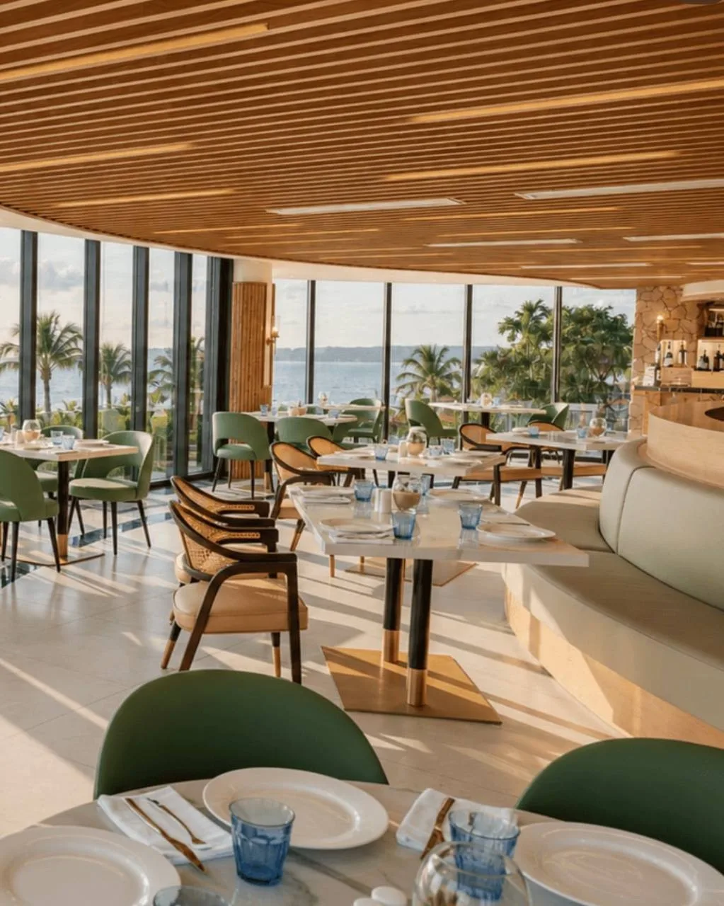 Фукуок -  остров лучших закатов Вьетнама. А этот отель позволяет любоваться ими прямо и...