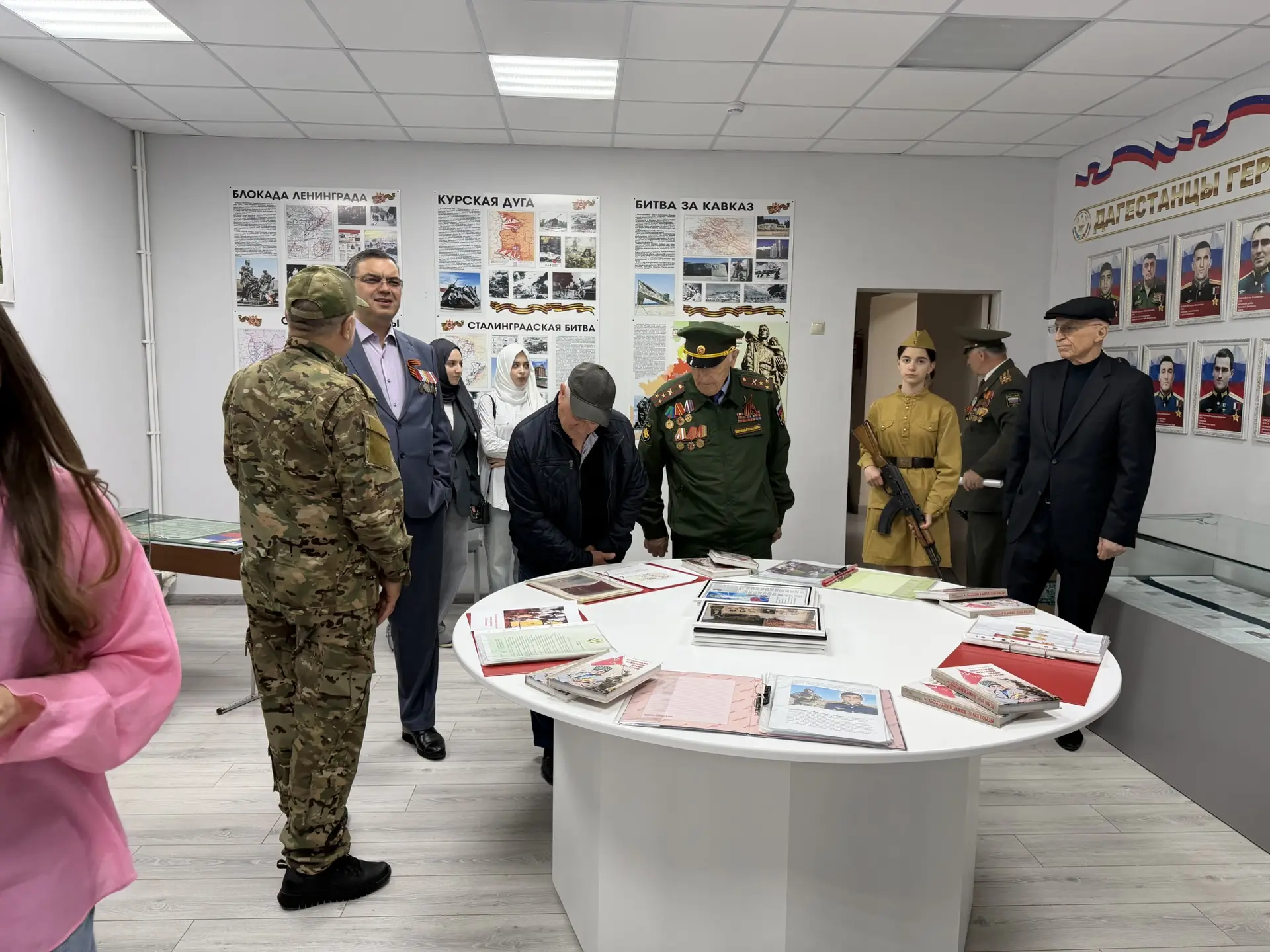 📢 Продолжение визита: гости в школьном музее  Сегодня почётные  гости церемонии возложения цветов по