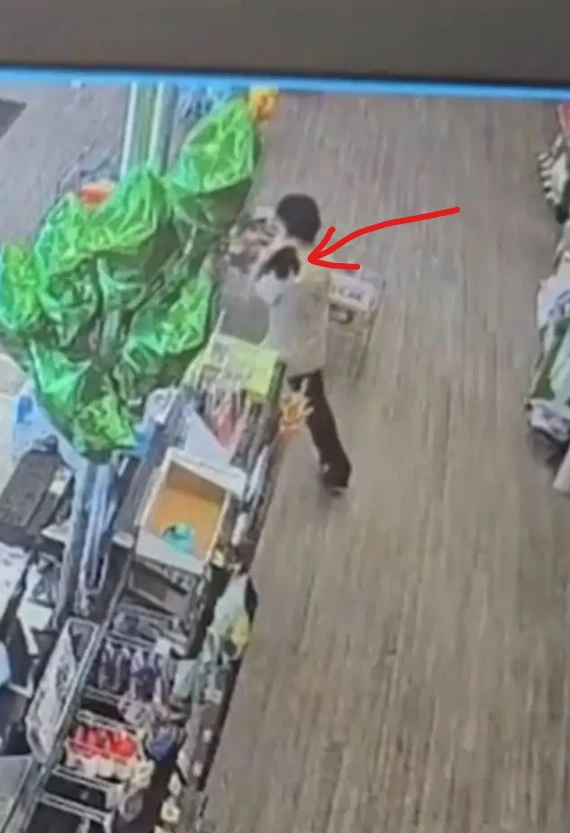 Котёнок стал "сообщником" грабителя во время дерзкого нападения на банк 🙀

В американском городе Бе