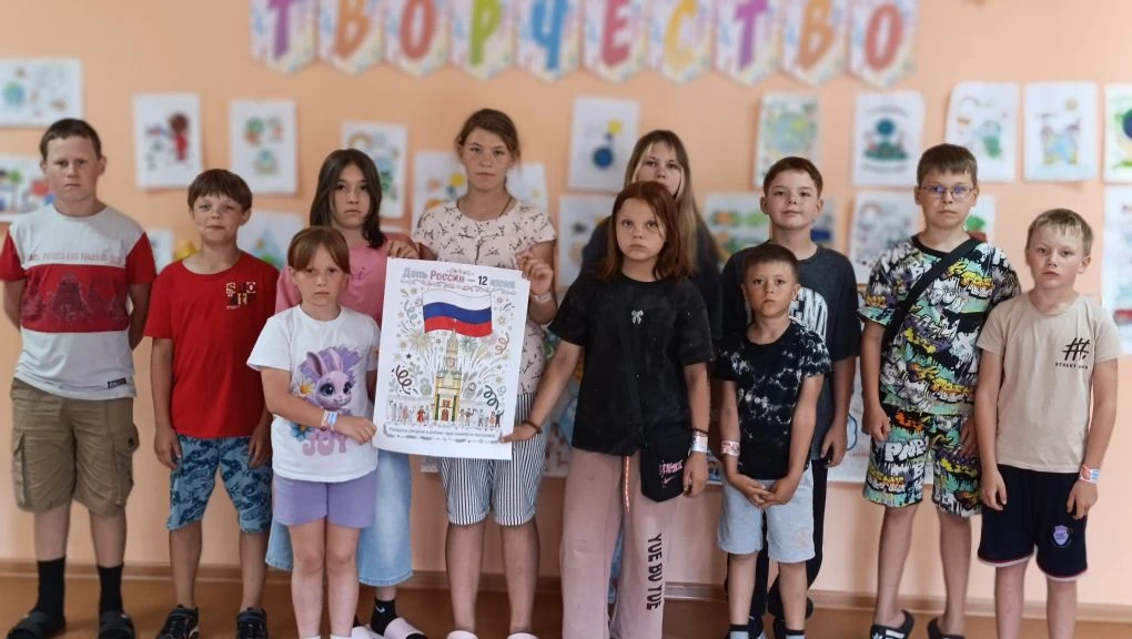 🇷🇺 День России в лагере «Весёлая страна»: день гордости, творчества и побед!

11 июня в пришкольно