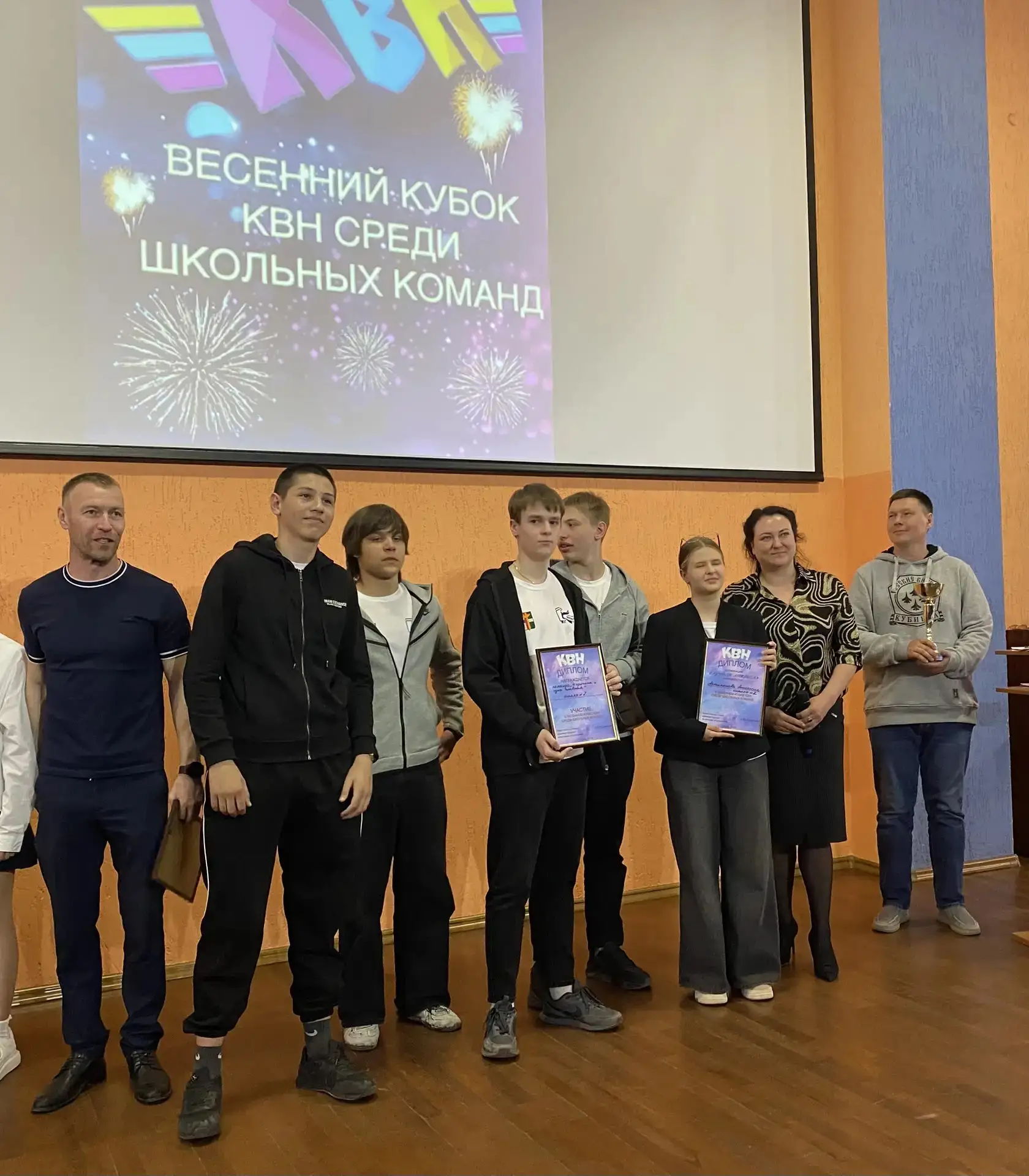 🎭 28-го апреля наша школьная команда веселых и находчивых ребят «Четыре причины и одна главная» (рук