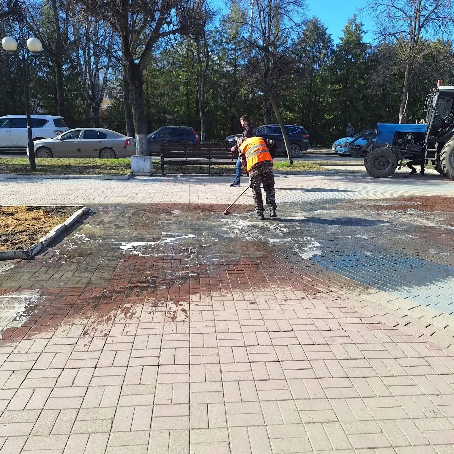 Главная задача весеннего сезона - наведение чистоты и порядка!  Продолжаются работы по сбору мусора,