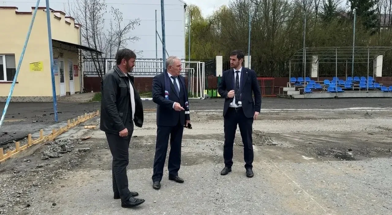✅Партийный десант Единой России в Магасе проинспектировал реконструкцию стадиона и горо...