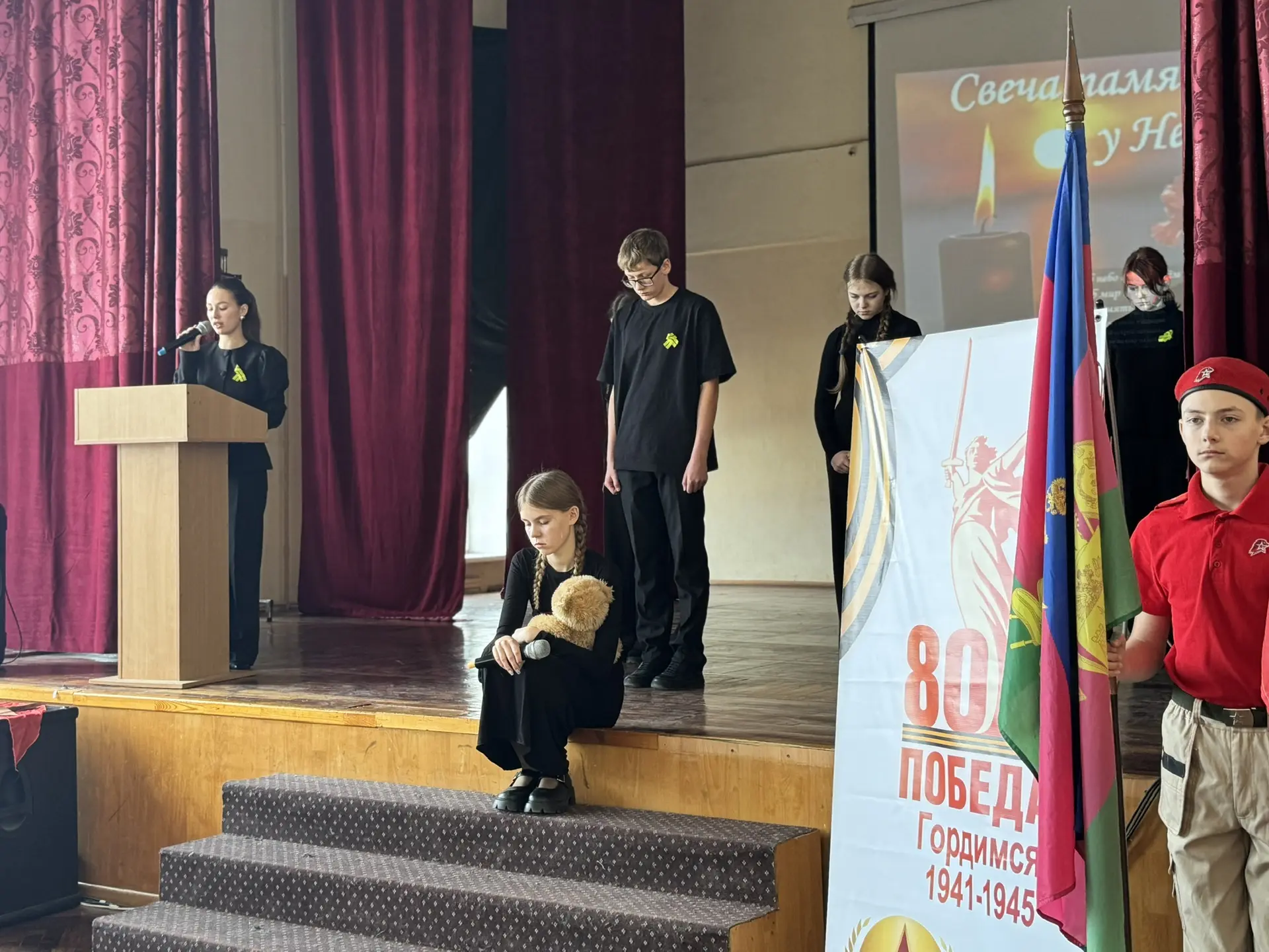 ТОРЖЕСТВЕННАЯ ЛИНЕЙКА «ДЕТИ ЛЕНИНГРАДА»: завершаем памятный день.   В первой смене цикл мероприятий,
