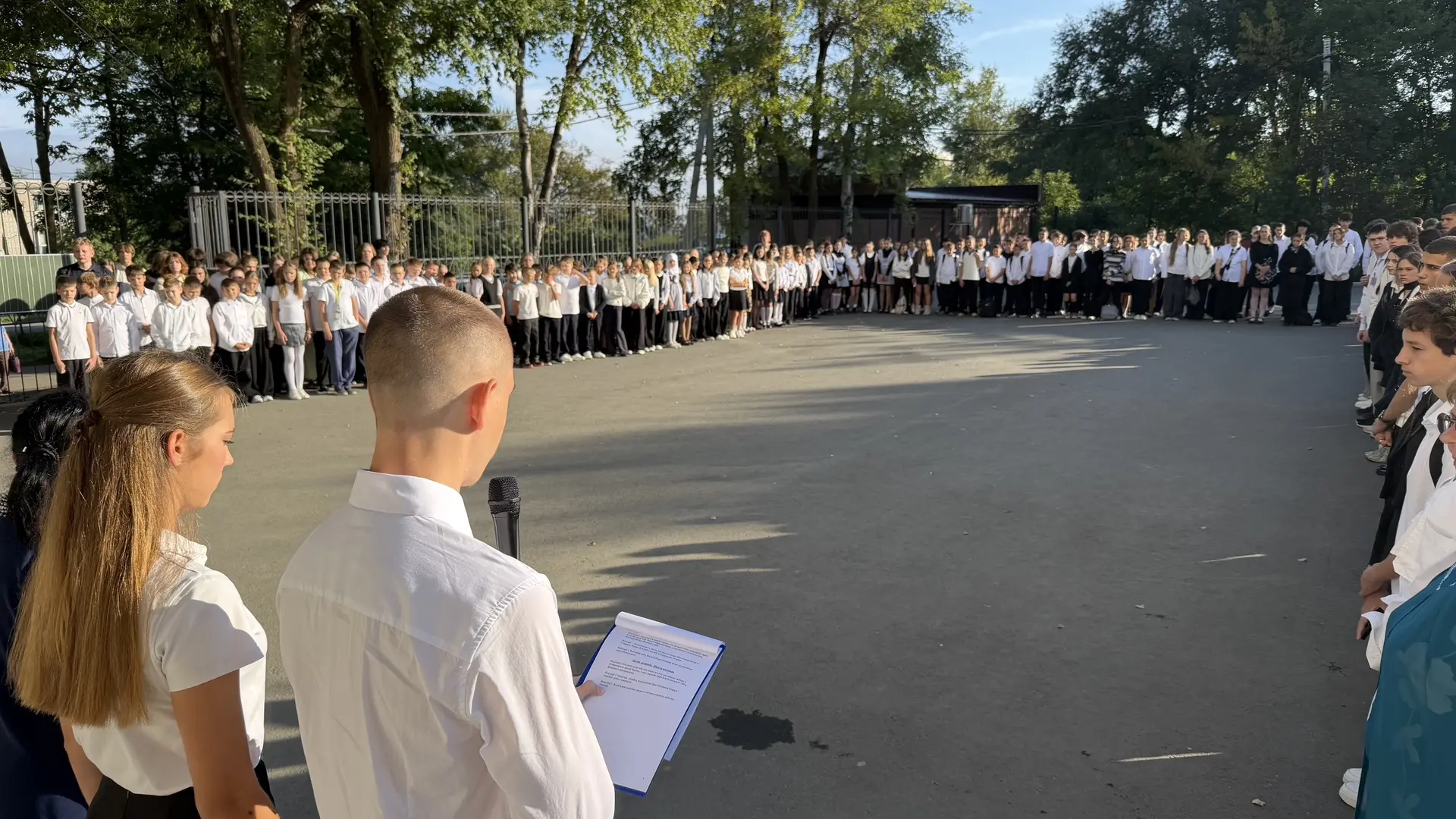 🇷🇺 Новая неделя в нашей школе началась с важного события!