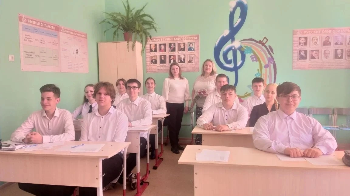 2 июня выпускники музыкальных отделений сдали завершающий экзамен по музыкальной литера...