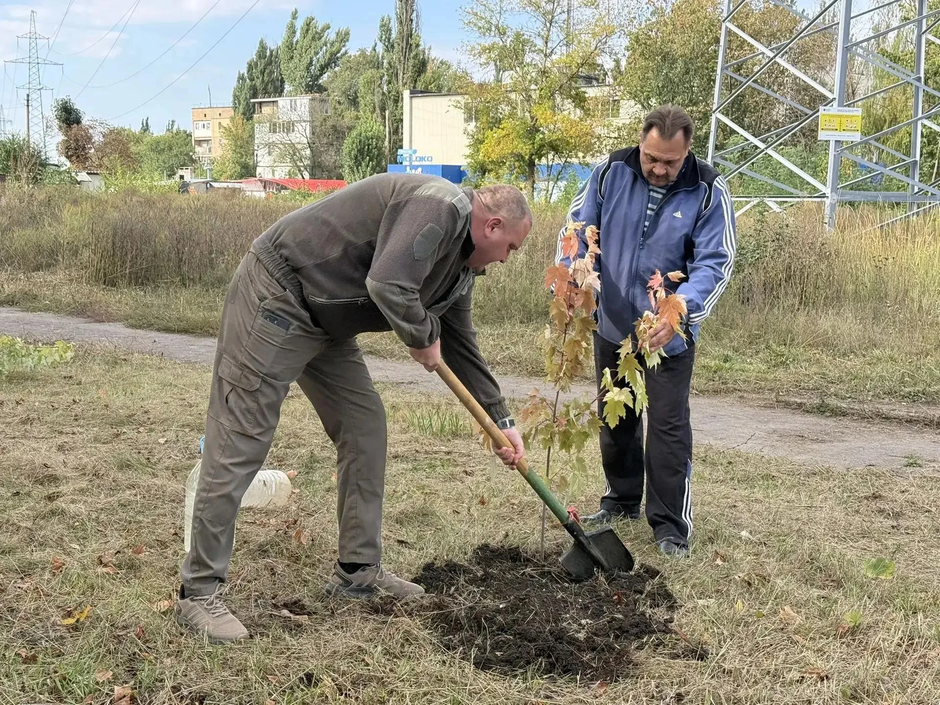 В рамках проекта «Красный клён» руководитель Управы Алексей Дмитрюк и активисты Общерос...