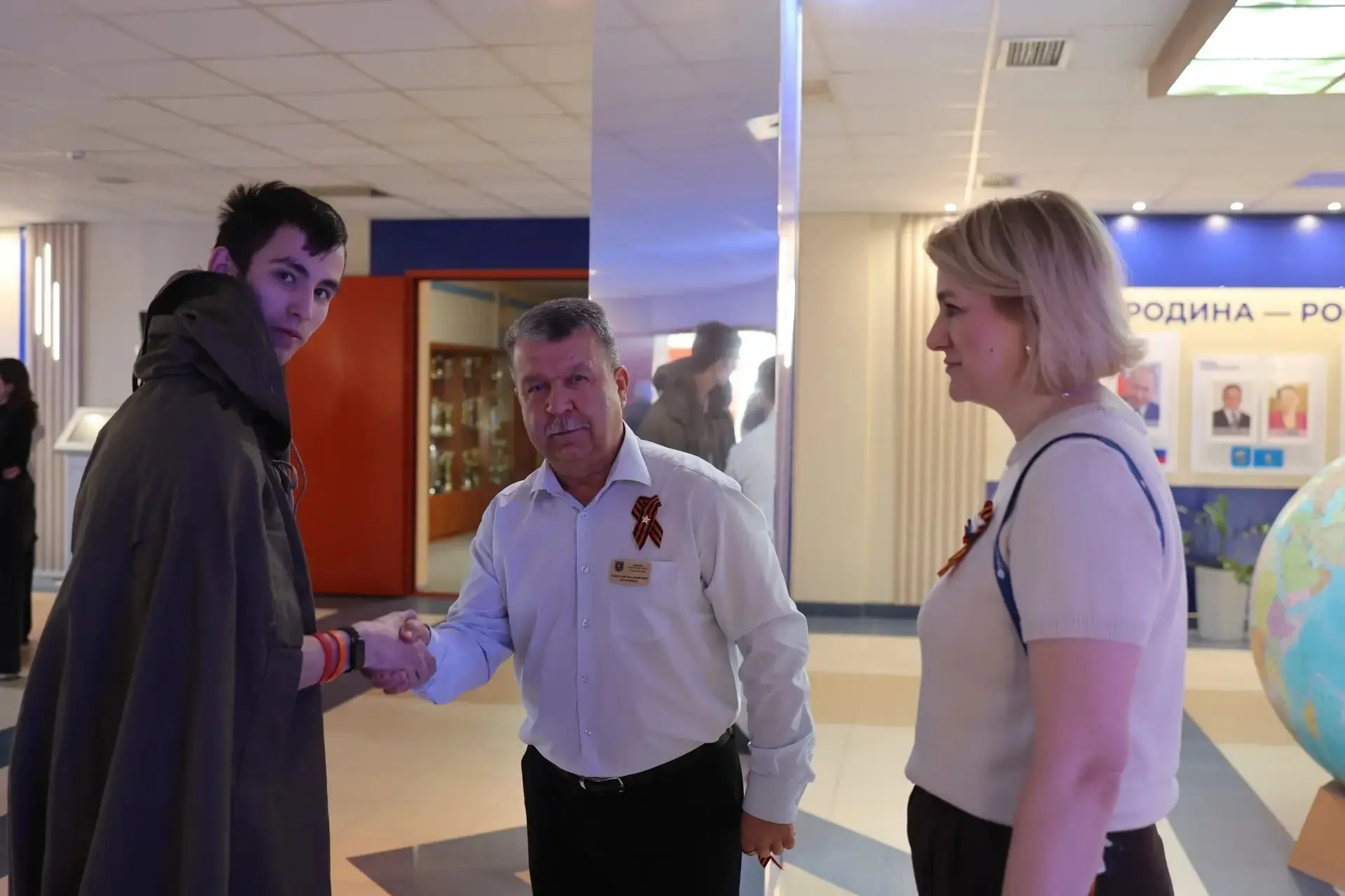 🇷🇺 Акция «Георгиевская ленточка»  Ежегодно в преддверии Дня Победы наша школа становится частью Всер