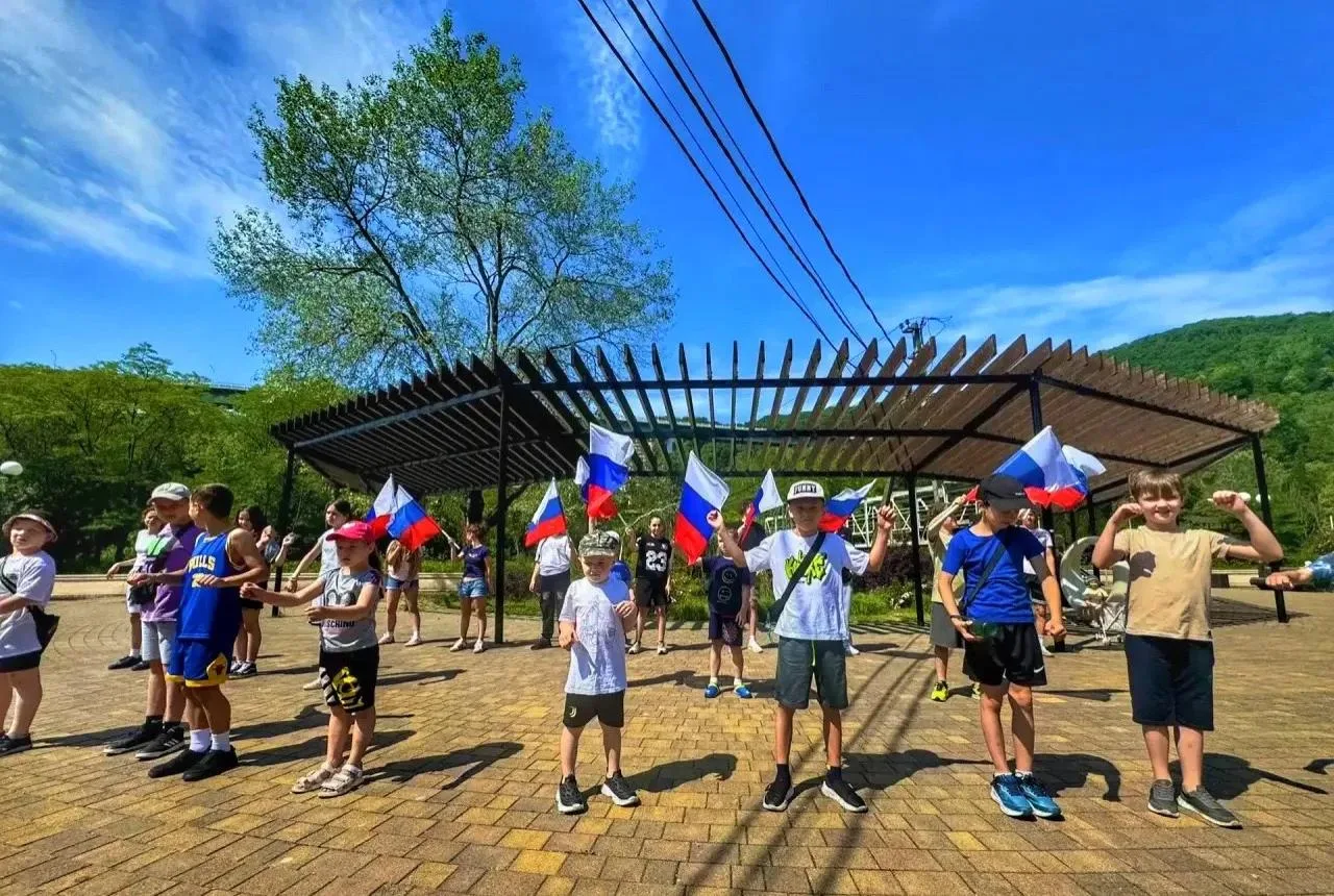 🇷🇺 🏃‍С зарядки на старт: В День России в Сочи состоялся легкоатлетический забег
 
Праздничное мер