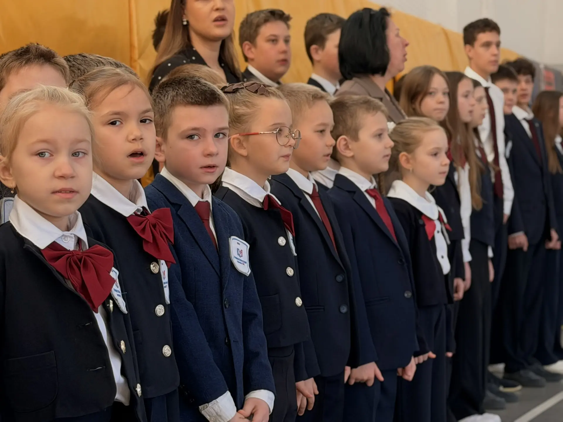 🏆СТАРТ НЕДЕЛИ ПОД ФЛАГОМ ПОБЕД!   Сегодня наша школа традиционно открыла новую учебную неделю торжес