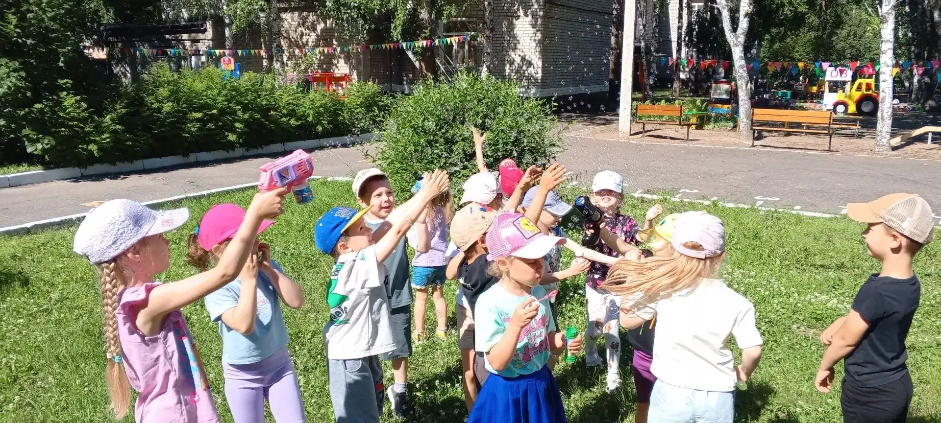 Лето продолжается. 😍А значит продолжается веселье, игры, хождение босиком. А еще, мы не забываем пр